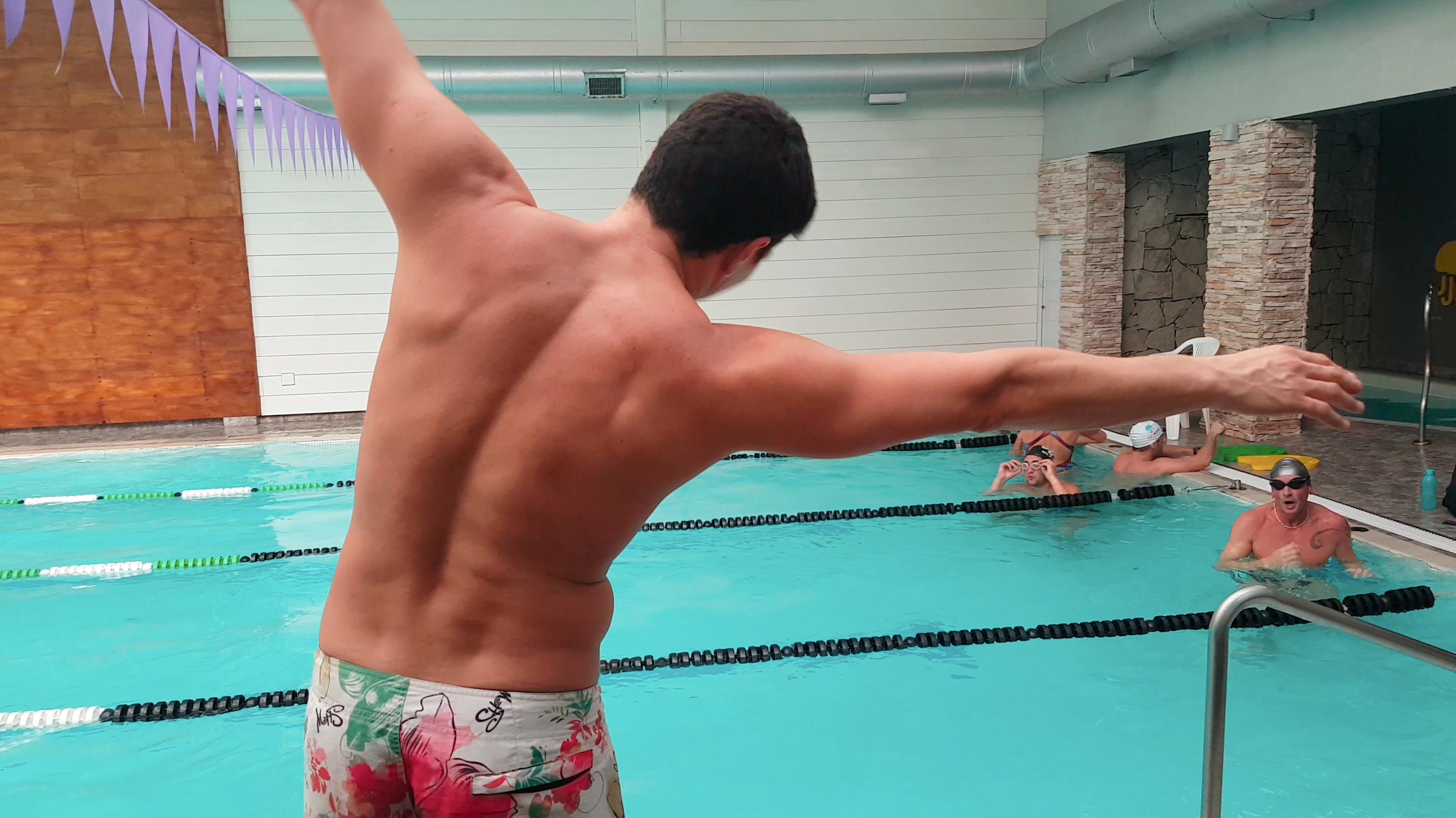 Sesión fuerte de entrenamiento en pileta climatizada de APNEA