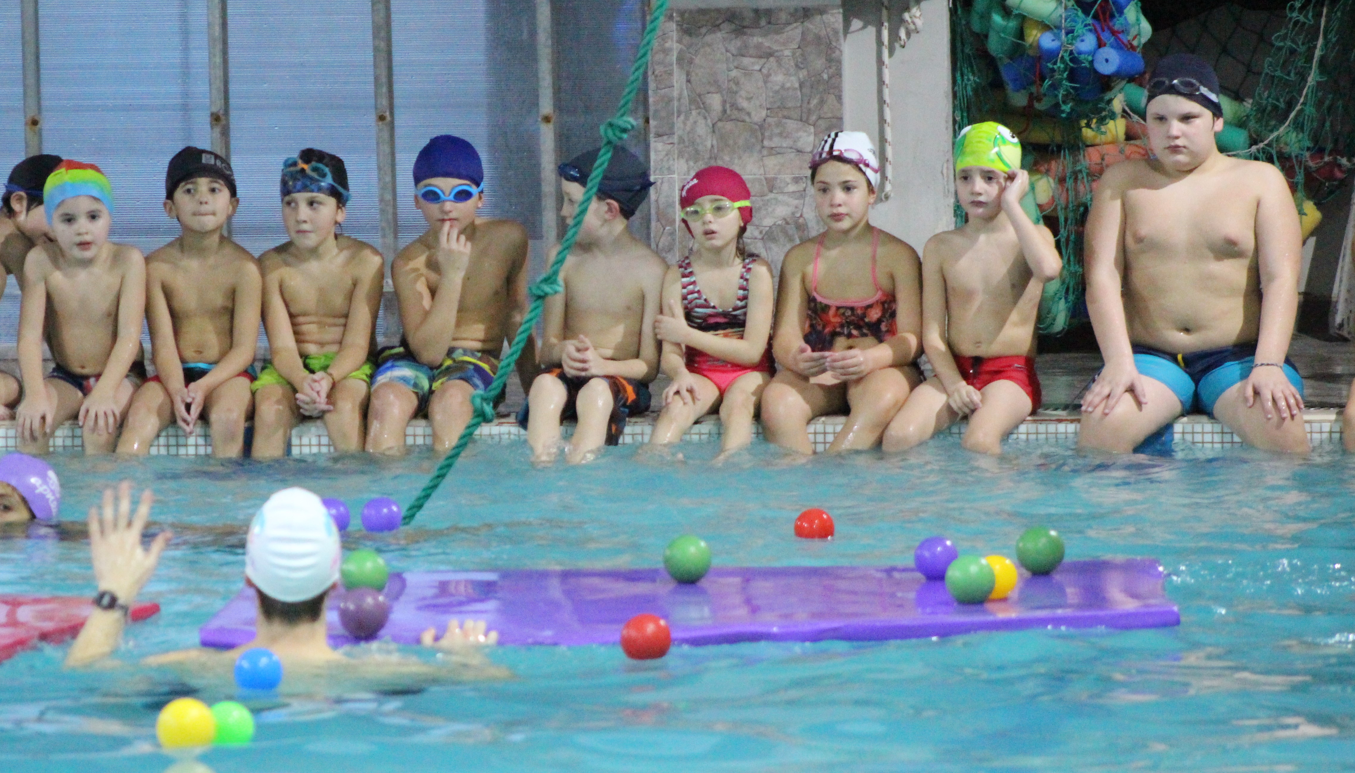 Actividad infantil en pileta de APNEA
