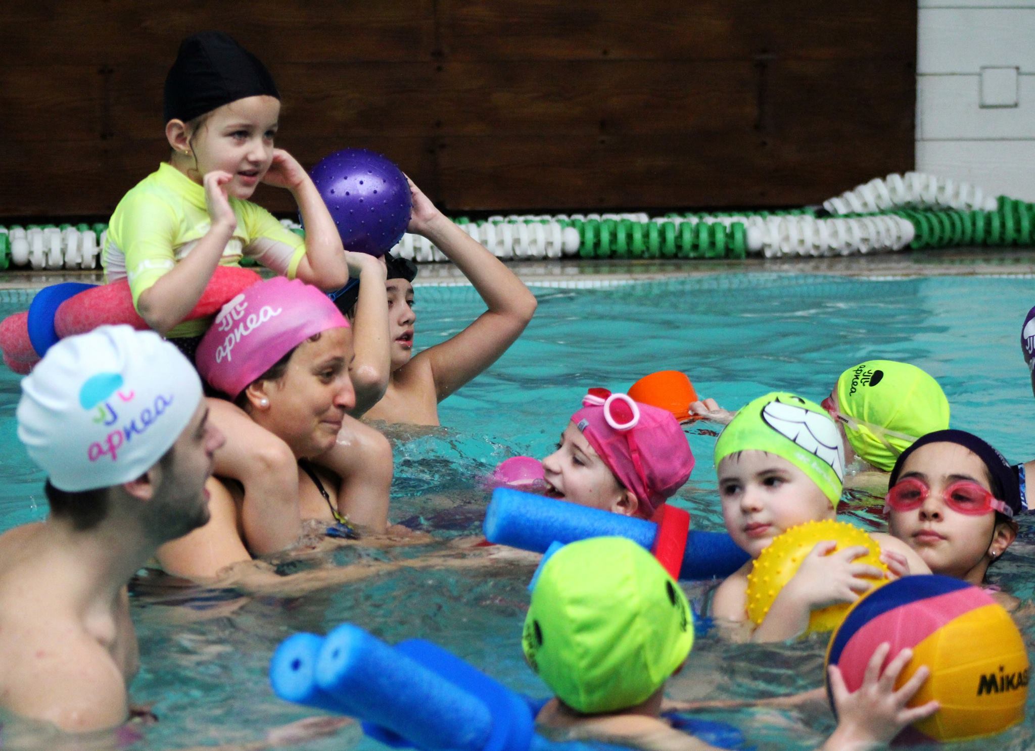 Aprendizaje infantil dentro del agua en APNEA