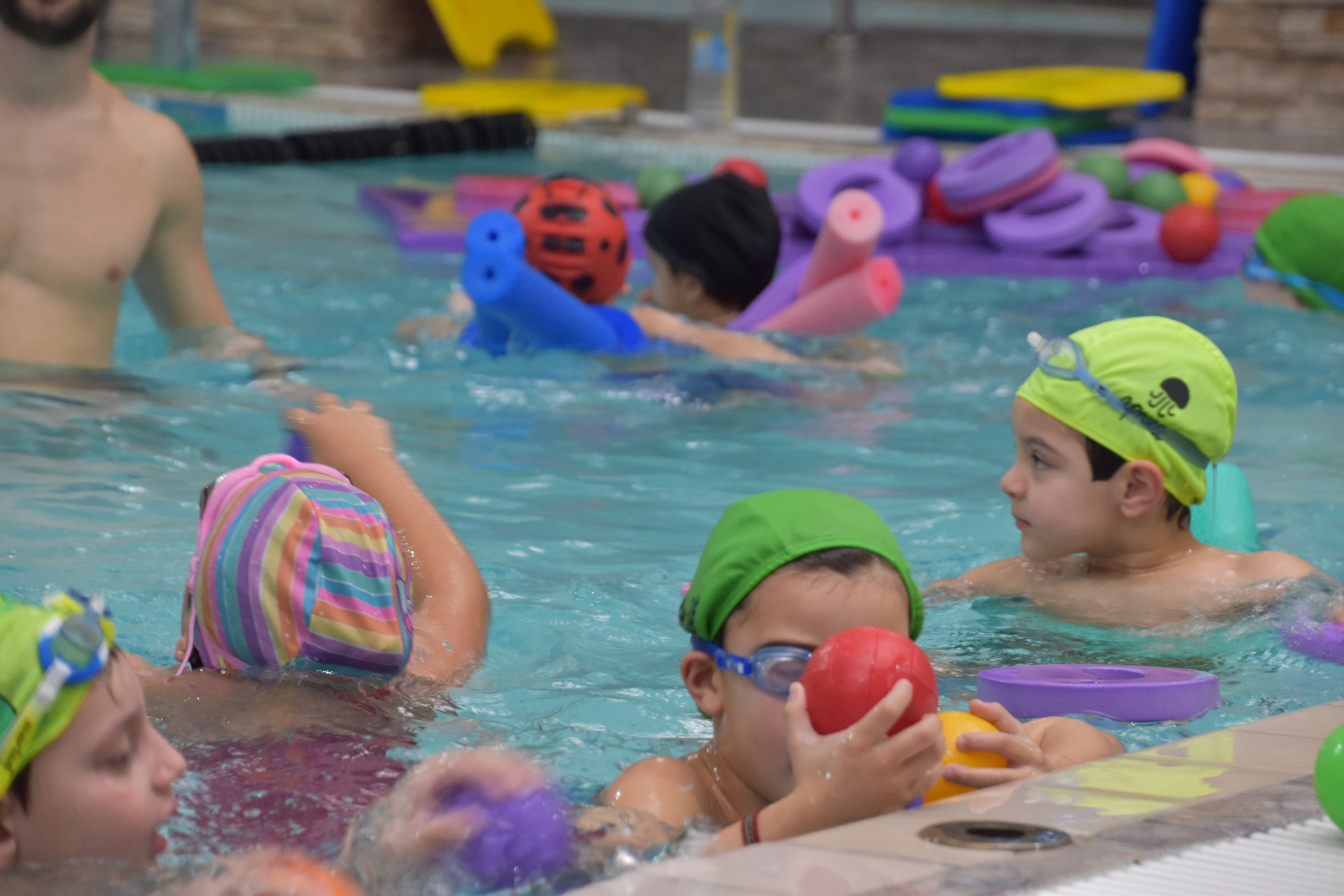 Clase infantil con acompañamiento cercano en APNEA
