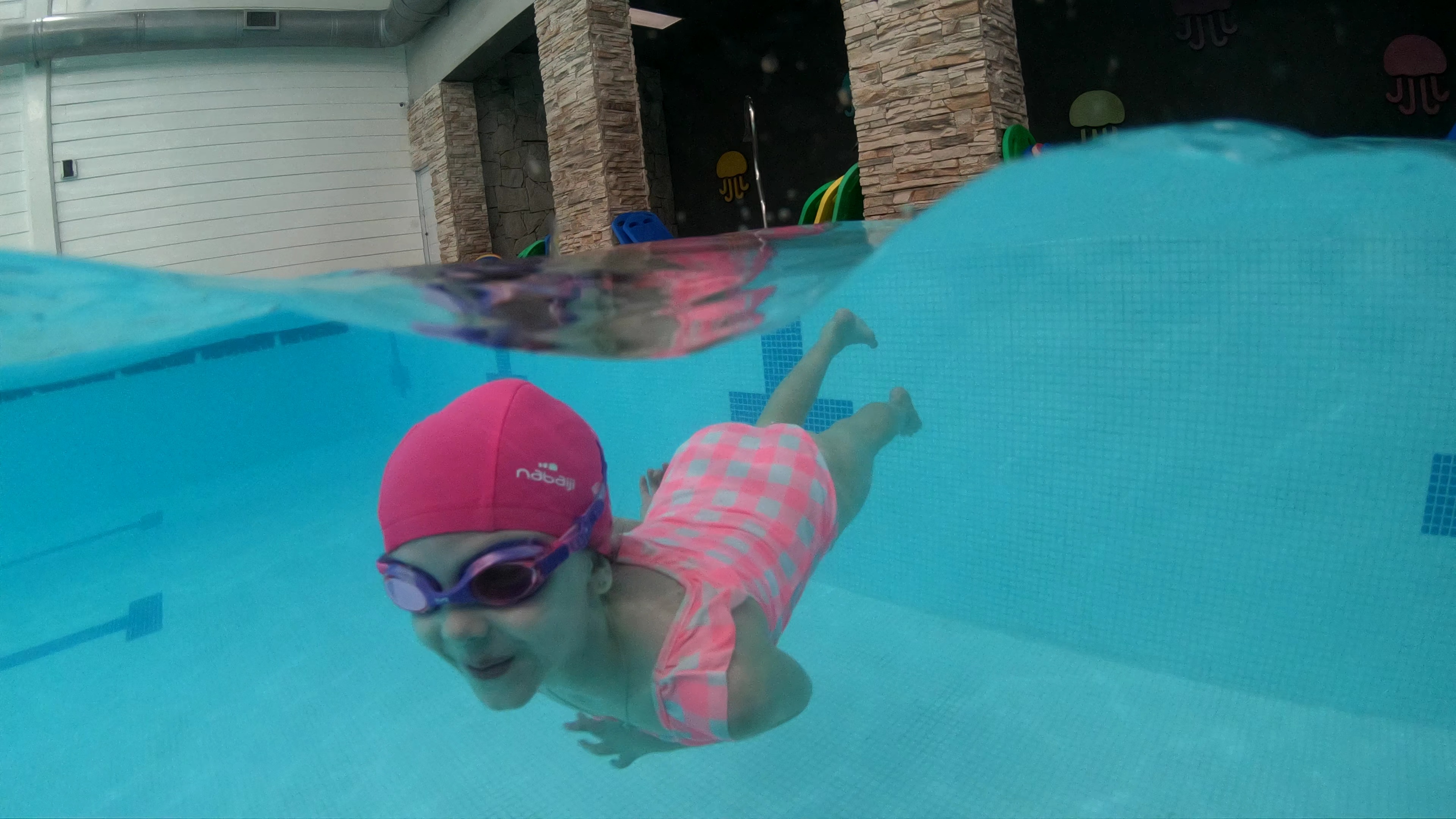 Niños aprendiendo a nadar en la pileta de APNEA