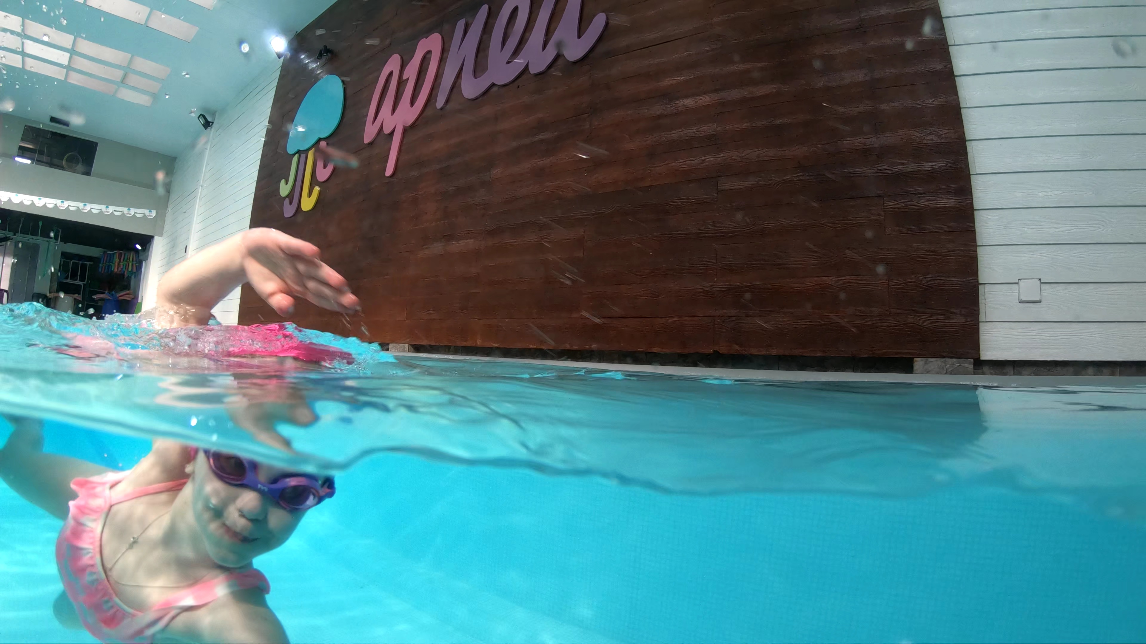 Clase de agua para niños con enfoque lúdico